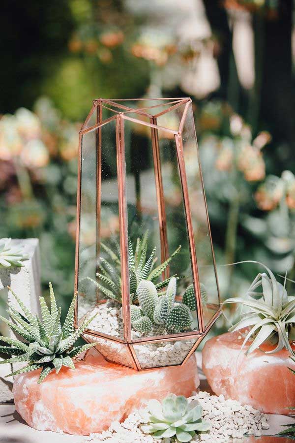 centre de table mariage original tendance terrarium accessoirisé de cactus